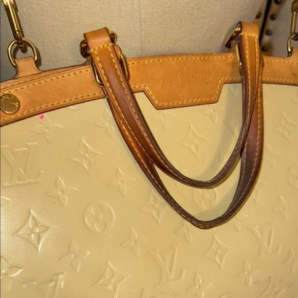 AUTHENTIC- Louis Vuitton Brea MM in Blanc Corail Vernis - Picture 2 of 15